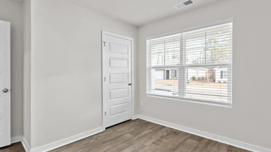 Spacious, unfurnished interior of a new home in Vineyard Trail, Jacksonville (Image 20).