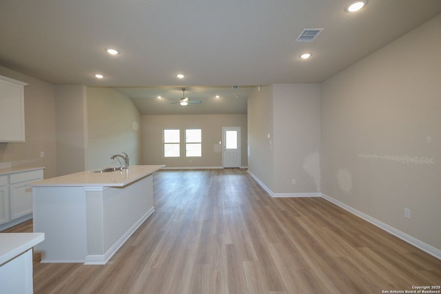 Spacious, unfurnished interior of a new home in Hunters Ranch, San Antonio (Image 16).