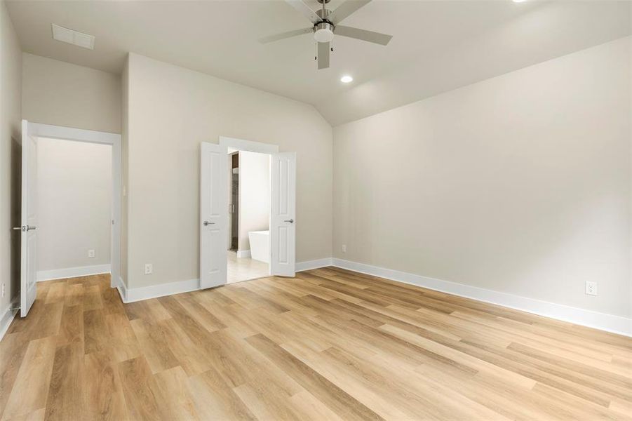 Spacious, unfurnished interior of a new home in , Sherman (Image 26).