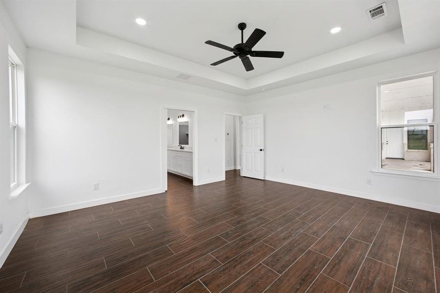 Spacious, unfurnished interior of a new home in , Cleburne (Image 9).