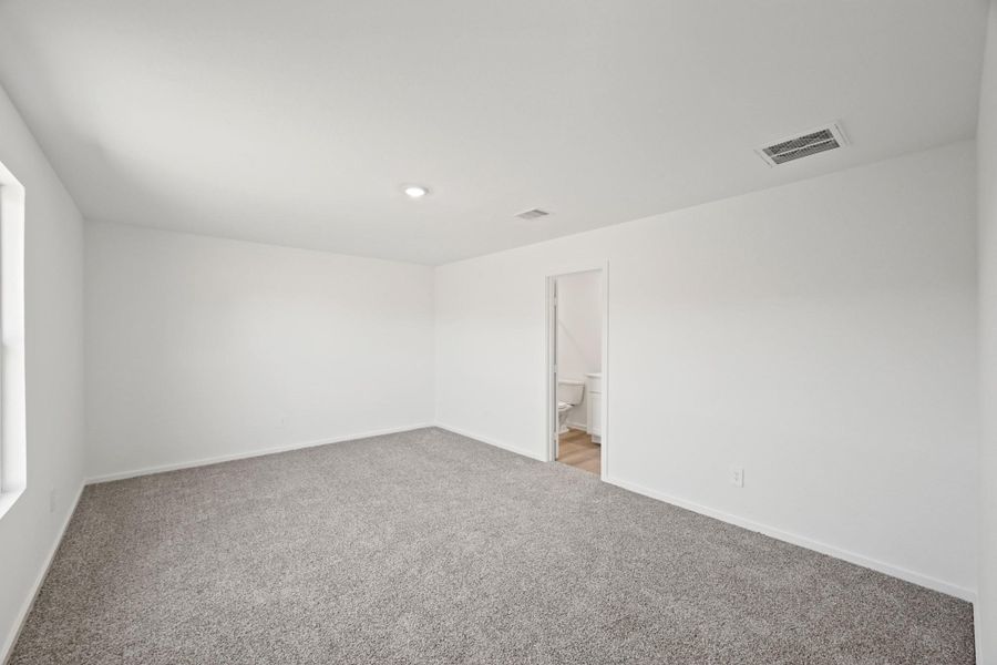 Spacious, unfurnished interior of a new home in Sunterra, Katy (Image 11).