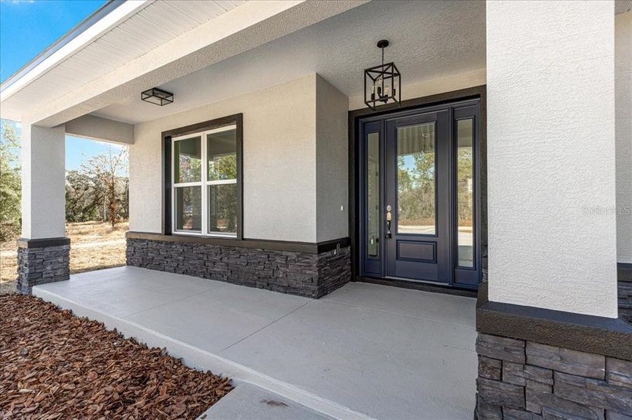Exterior details and patio area of a home in , Dunnellon (Image 3).