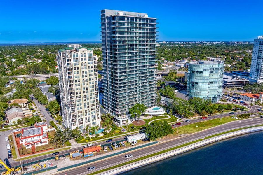 Condo located in Tampa, FL showcasing its design and architecture (Image 29).