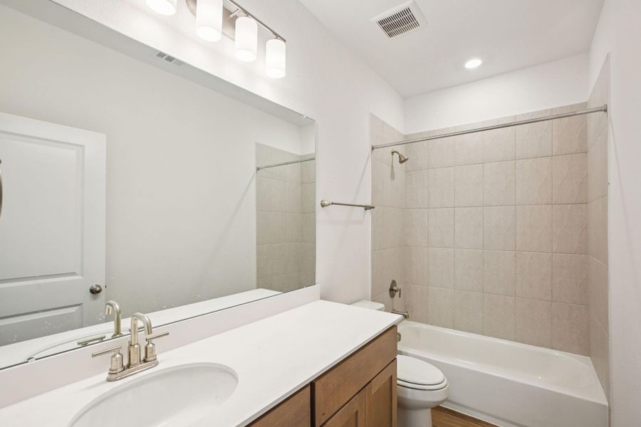 Furnished interior view inside a new home in Evergreen 40', Conroe (Image 8).