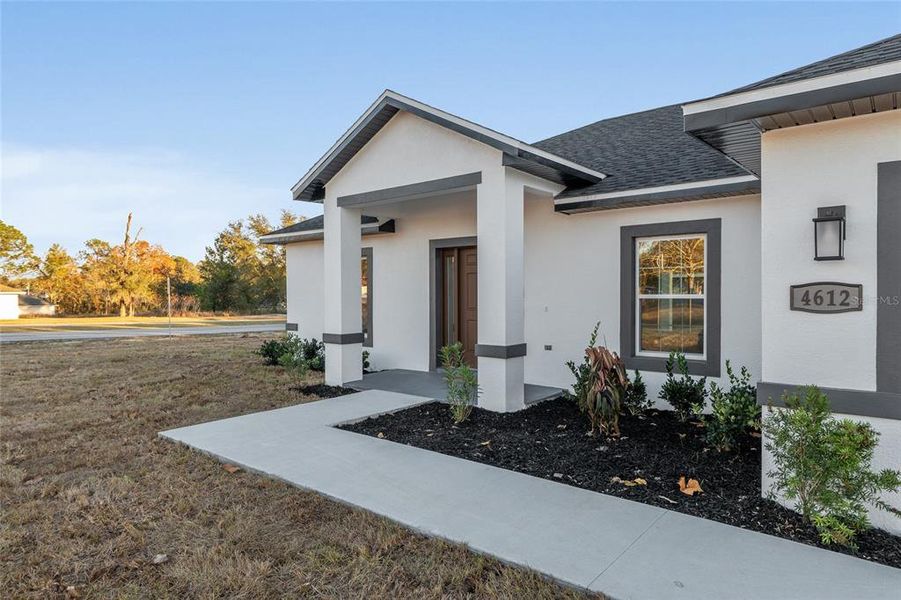 Exterior details and patio area of a home in , Ocala (Image 4).