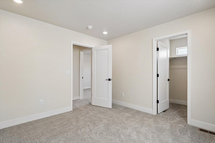 Spacious, unfurnished interior of a new home in Pony Park, Colorado Springs (Image 19).