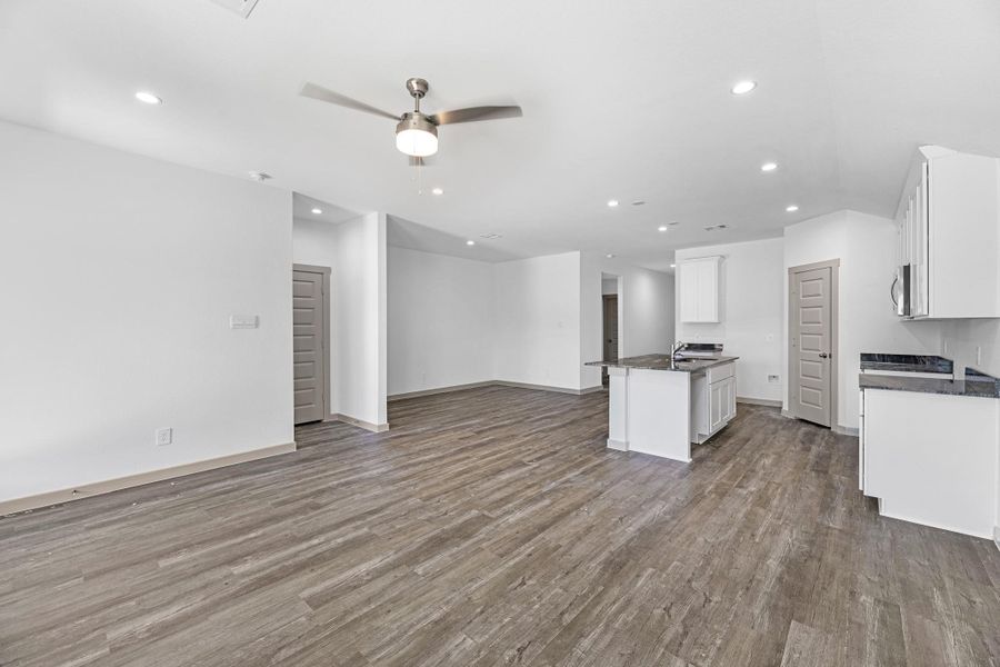 Spacious, unfurnished interior of a new home in Watermark, Alvin (Image 20).