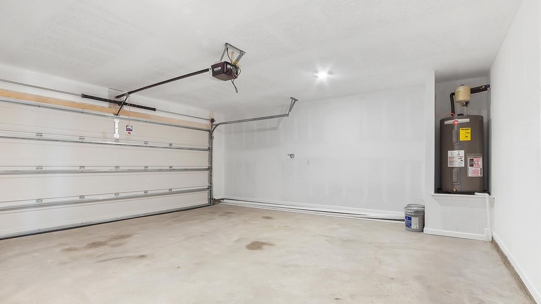 Spacious, unfurnished interior of a new home in Ashton Park Phase III, Freeport (Image 27).