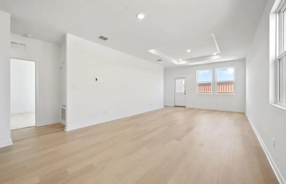 Spacious, unfurnished interior of a new home in Sunfield, Buda (Image 16).