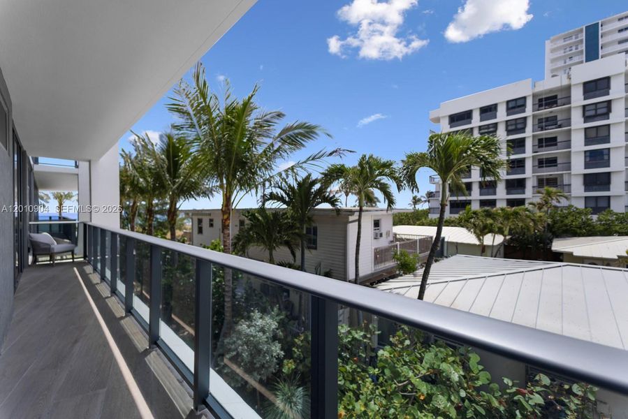 Condo located in Pompano Beach, FL showcasing its design and architecture (Image 3).