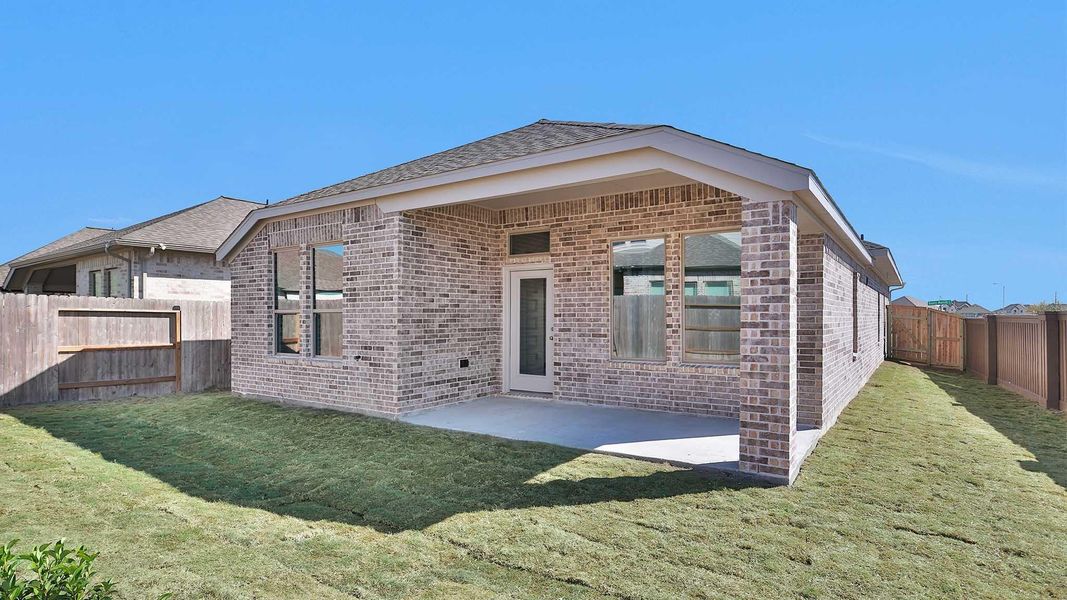 Exterior details and patio area of a home in Brookewater, Rosenberg (Image 4).