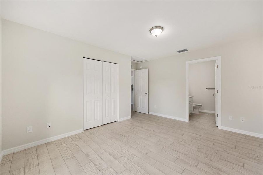 Spacious, unfurnished interior of a new home in , Ocala (Image 13).