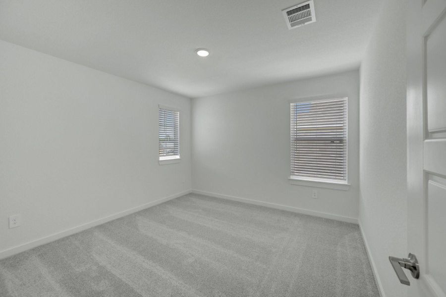 Spacious, unfurnished interior of a new home in Lone Star Landing, Montgomery (Image 20).