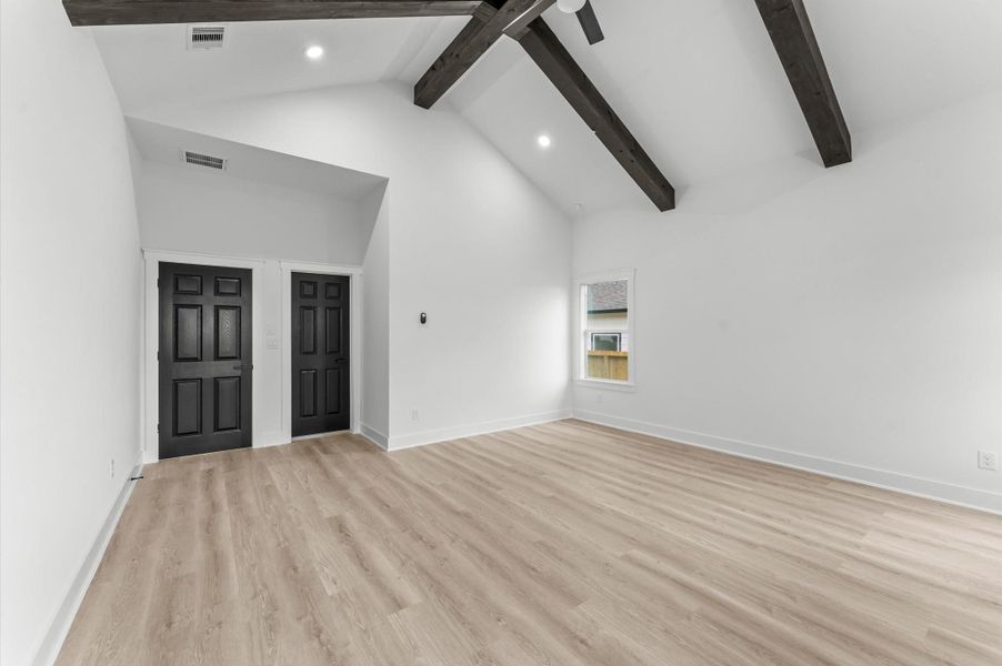 Extra-large primary suite with high ceilings and plenty of natural light. Extra-large primary suite with high ceilings and plenty of natural light.