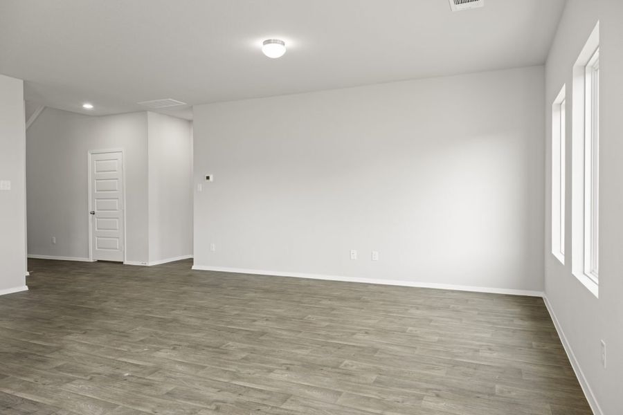 Spacious, unfurnished interior of a new home in Cloverleaf, Austin (Image 16).