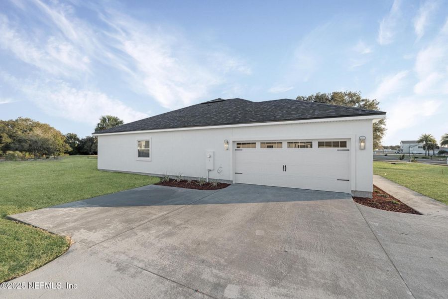 Exterior details and patio area of a home in , Jacksonville (Image 26).