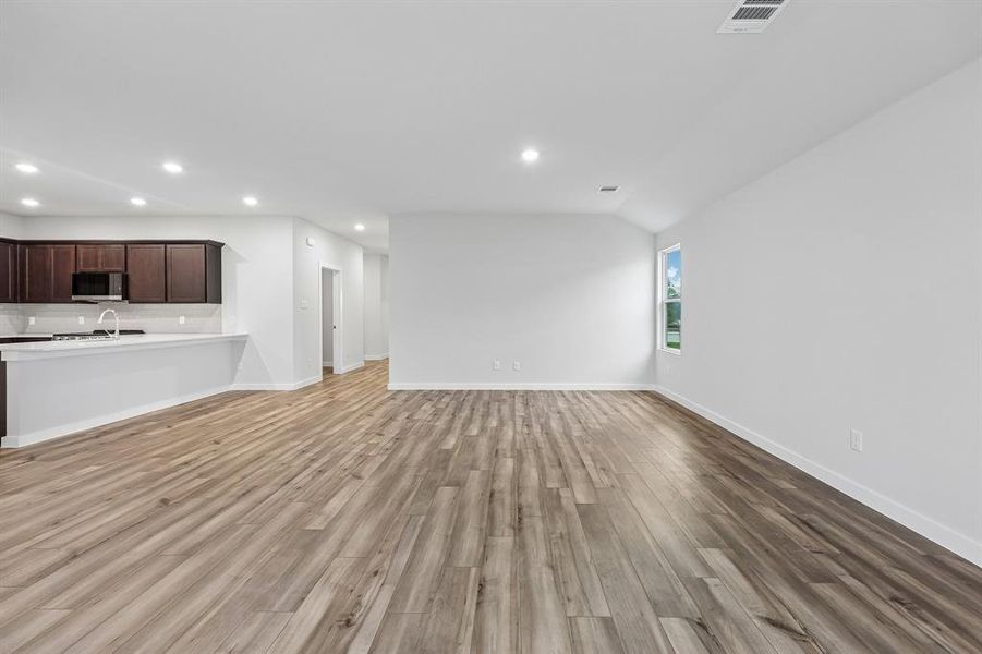 Spacious, unfurnished interior of a new home in Middlefield Village, Dallas (Image 17).
