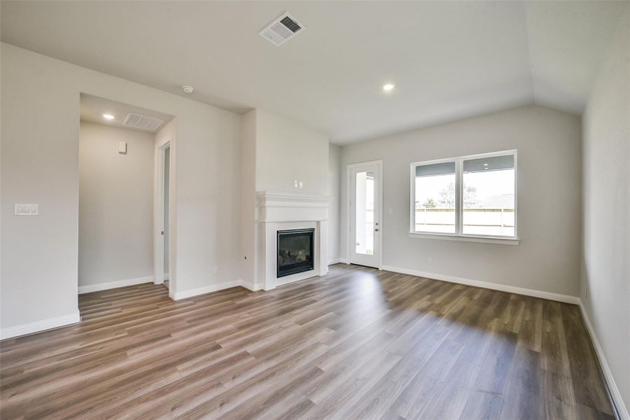 Spacious, unfurnished interior of a new home in Sienna 40', Missouri City (Image 22).