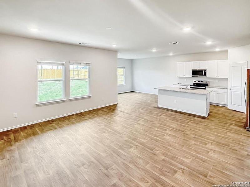 Spacious, unfurnished interior of a new home in Winding Creek, New Braunfels (Image 10).