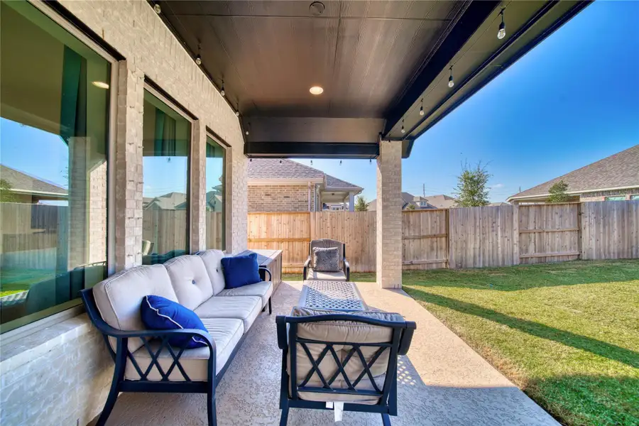 Exterior details and patio area of a home in Meridiana 40'/45', Manvel (Image 3).