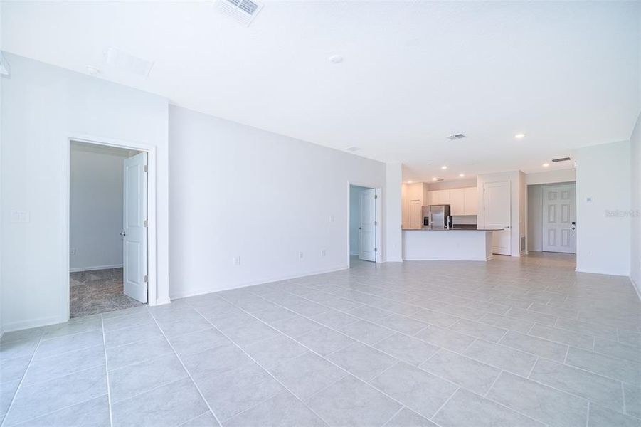 Spacious, unfurnished interior of a new home in Windsong: Estate Collection, Leesburg (Image 9).