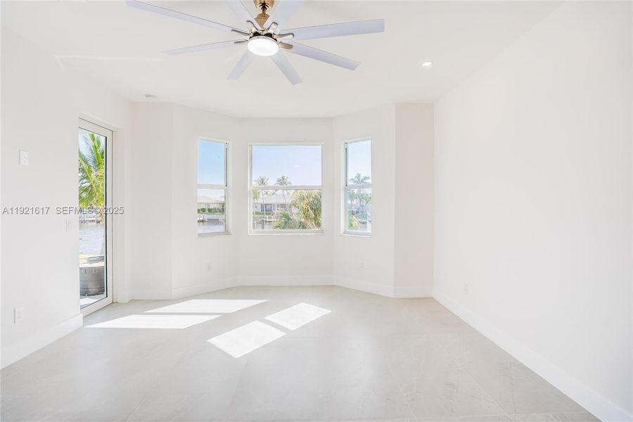 Spacious, unfurnished interior of a new home in , Cape Coral (Image 23).