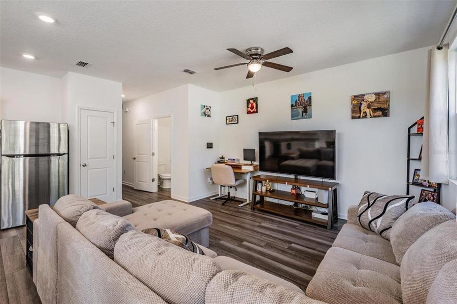 Furnished interior view inside a new home in Dug Creek, Gibsonton (Image 26). Furnished interior view inside a new home in Dug Creek, Gibsonton (Image 26).