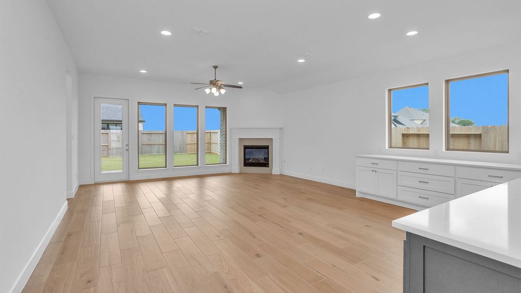 Spacious, unfurnished interior of a new home in Riceland, Mont Belvieu (Image 23).