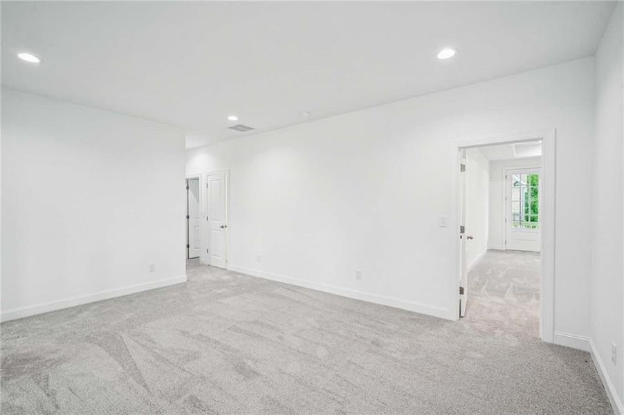 Spacious, unfurnished interior of a new home in East Harbor II at Chestatee, Dawsonville (Image 30).