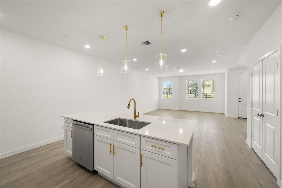 9_7625 Dakota- Kitchen-3