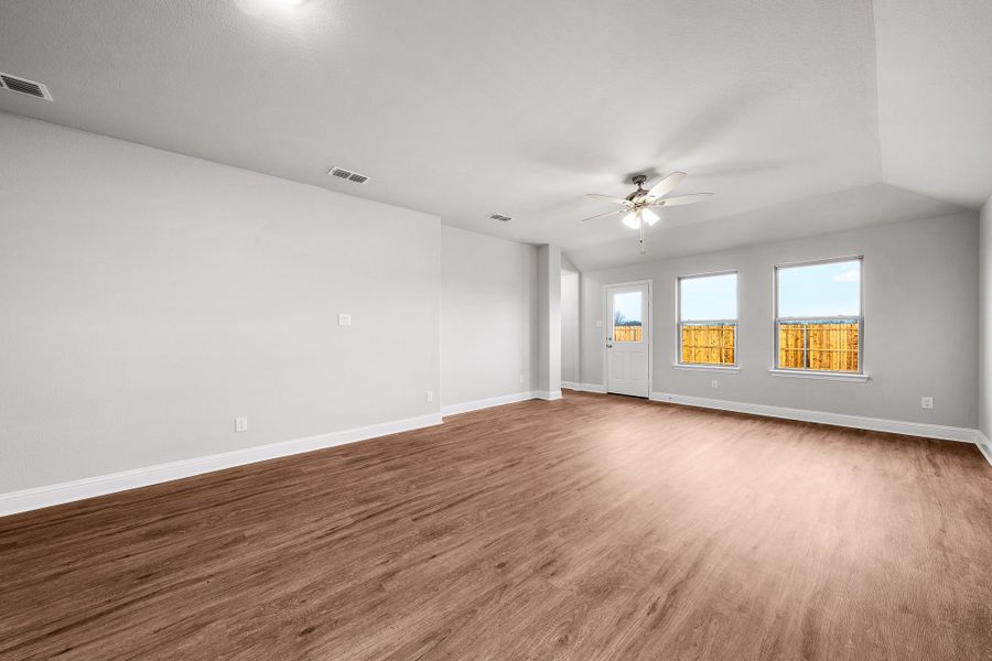 Spacious, unfurnished interior of a new home in Stonecreek, Sulphur Springs (Image 20).