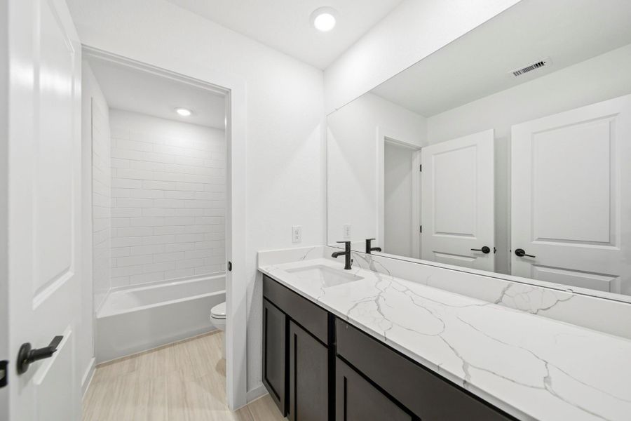 Furnished interior view inside a new home in Lake Conroe Cove, Willis (Image 10).