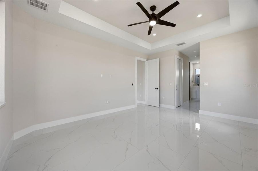 Spacious, unfurnished interior of a new home in , Placida (Image 26).