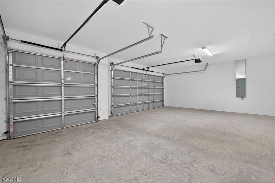 Spacious, unfurnished interior of a new home in Cape Coral, Cape Coral (Image 12).