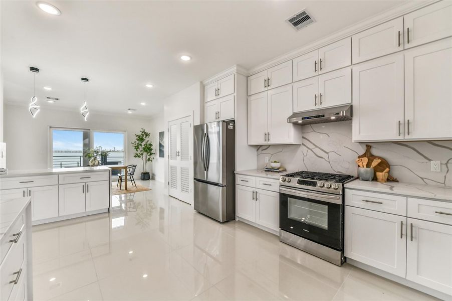 Gas cooking and high-end finishes make this kitchen a joy to use. Designed for those who love to cook and entertain.