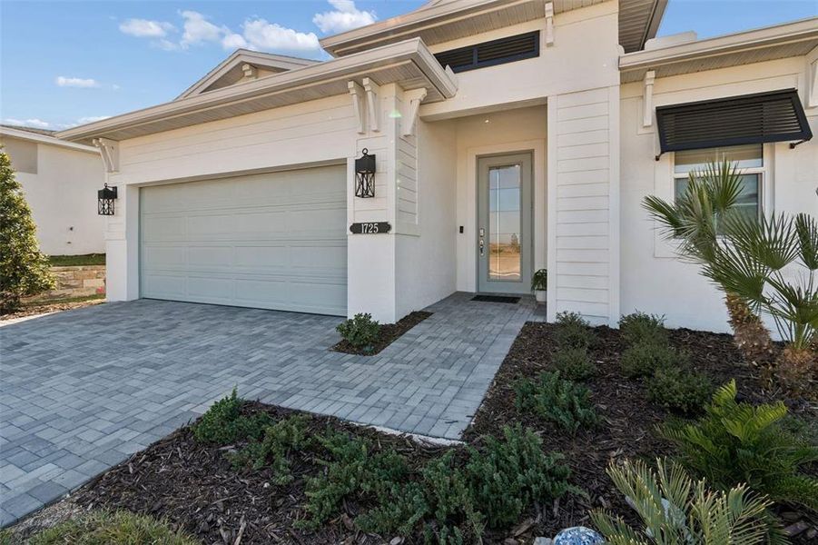Exterior details and patio area of a home in , Tavares (Image 3).