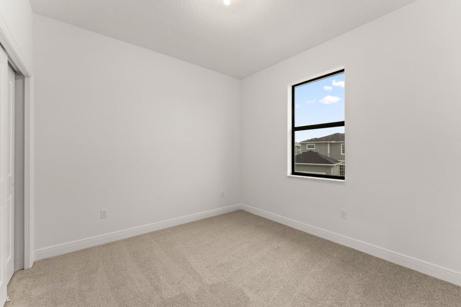 Spacious, unfurnished interior of a new home in Newfield - Rosette Park, Palm City (Image 9).