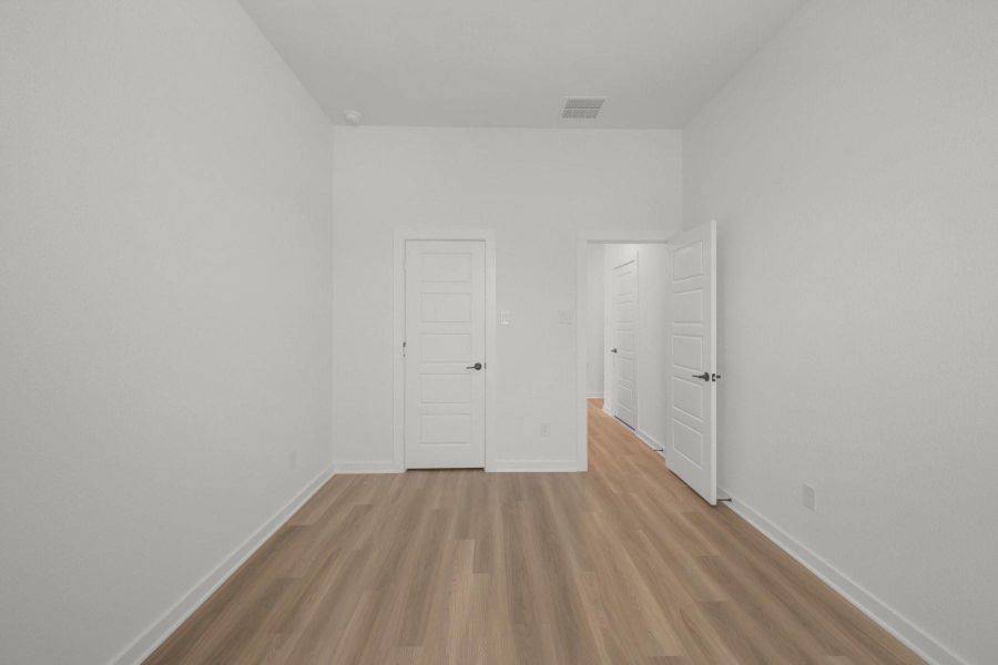 Spacious, unfurnished interior of a new home in Miller's Pond, Rosenberg (Image 23).