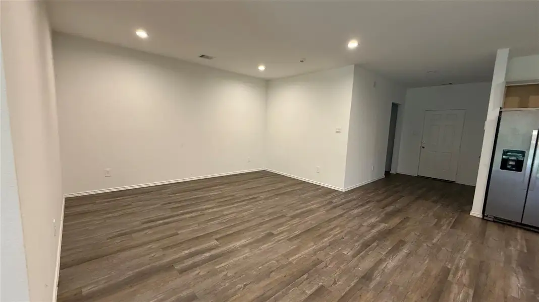 Spacious, unfurnished interior of a new home in , Conroe (Image 16).