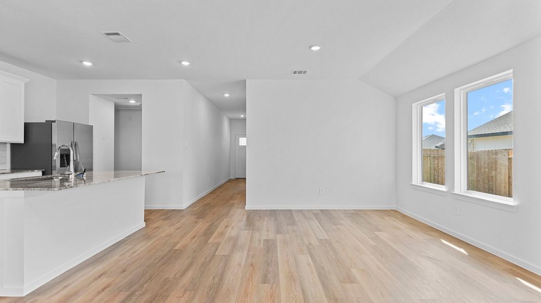 Spacious, unfurnished interior of a new home in Caldwell Crossing, Iowa Colony (Image 9).