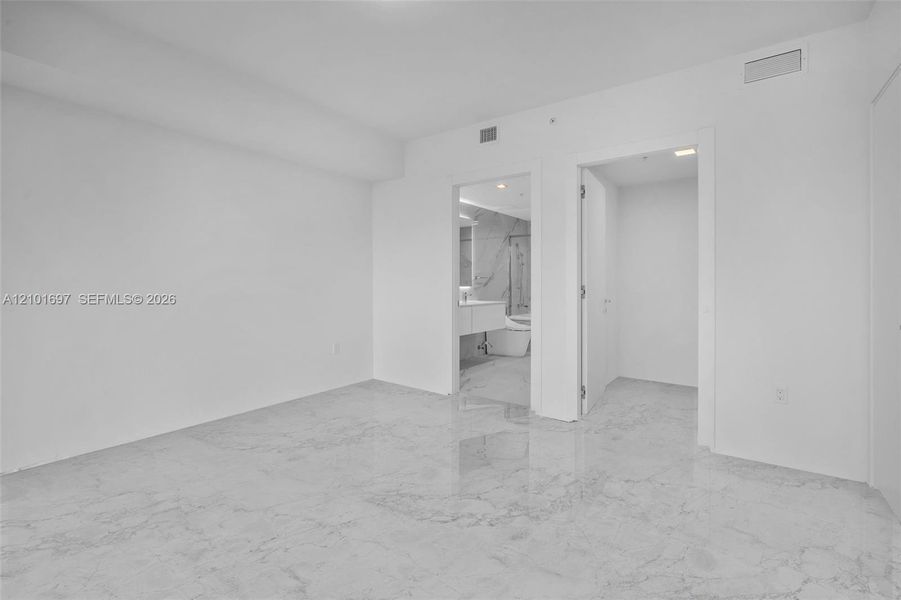 Spacious, unfurnished interior of a new home in , Hallandale Beach (Image 24).