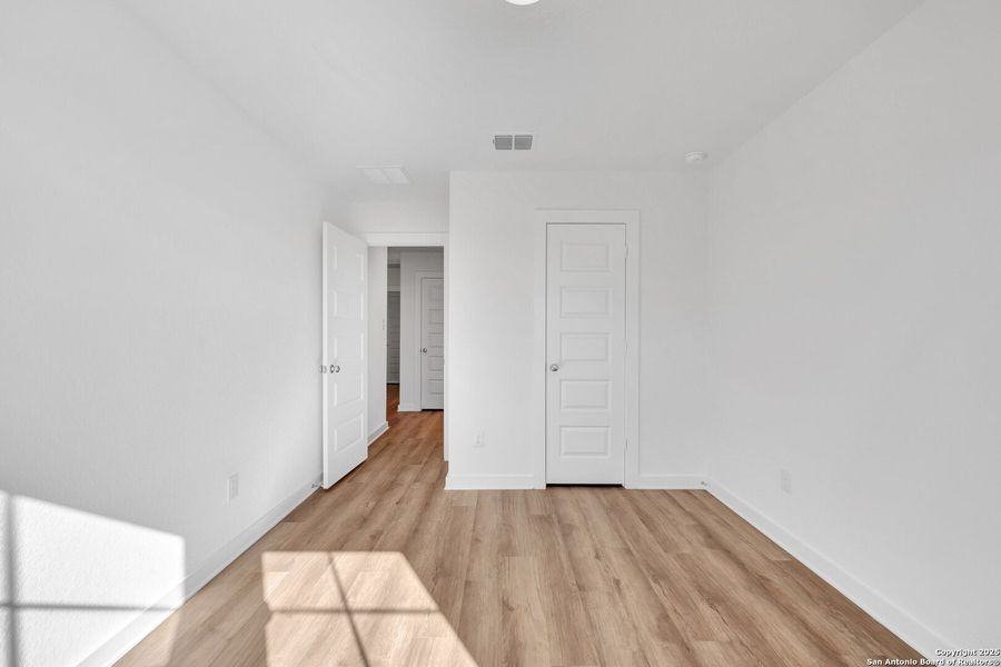 Spacious, unfurnished interior of a new home in Mesquite Ridge, San Antonio (Image 29).