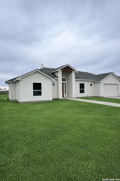 Exterior details and patio area of a home in , Hondo (Image 4).