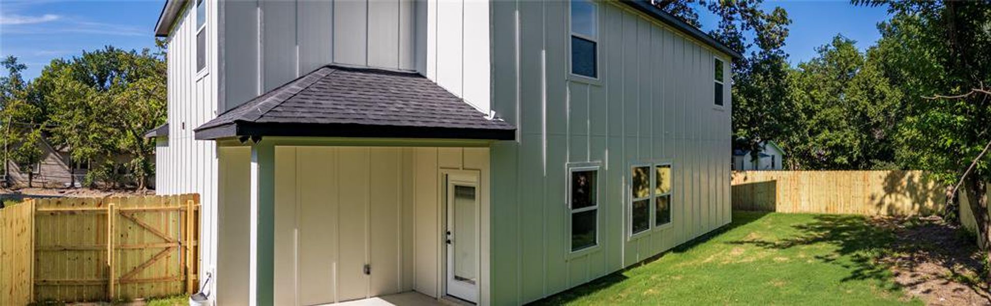 Exterior details and patio area of a home in , Terrell (Image 3).