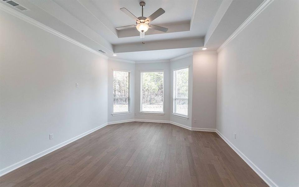 Spacious, unfurnished interior of a new home in Heath Golf & Yacht Club, Heath (Image 21).