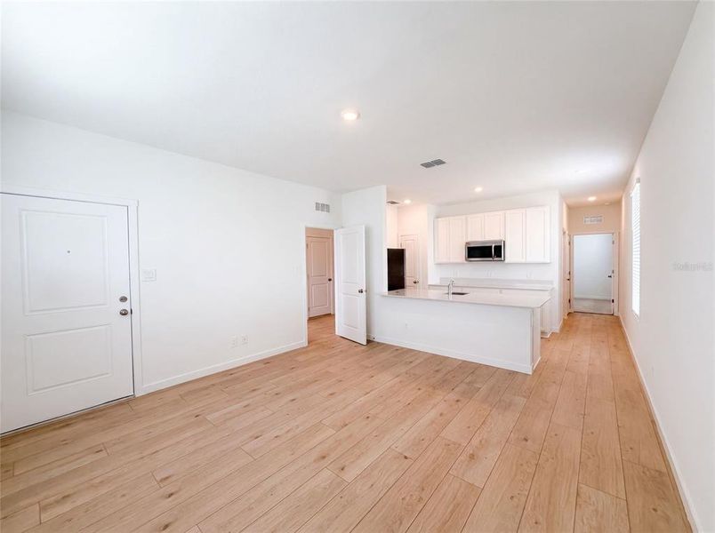 Spacious, unfurnished interior of a new home in Hidden Ridge, Groveland (Image 13).