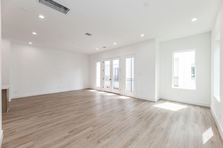 Spacious, unfurnished interior of a new home in , Houston (Image 25).