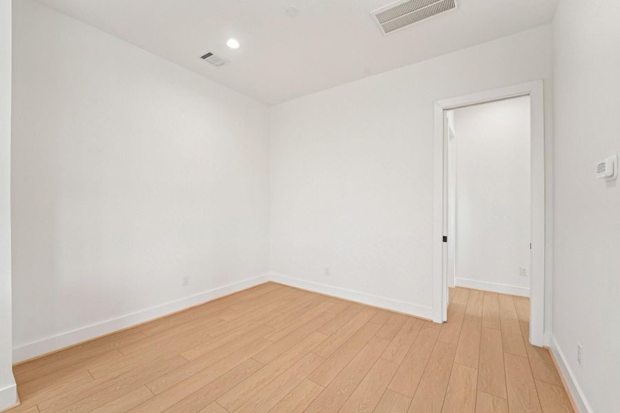 Spacious, unfurnished interior of a new home in , Houston (Image 30).