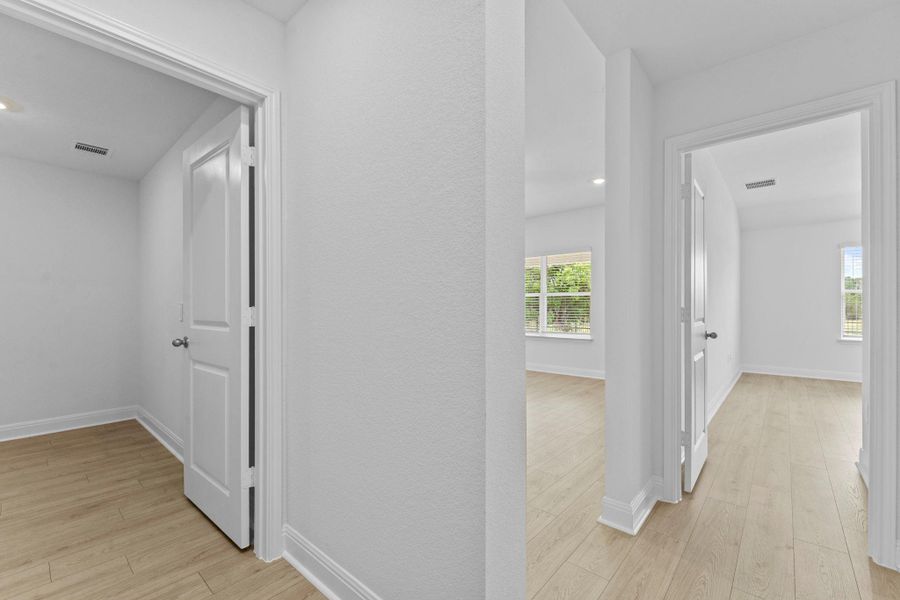 Spacious, unfurnished interior of a new home in Riverview, Georgetown (Image 27).