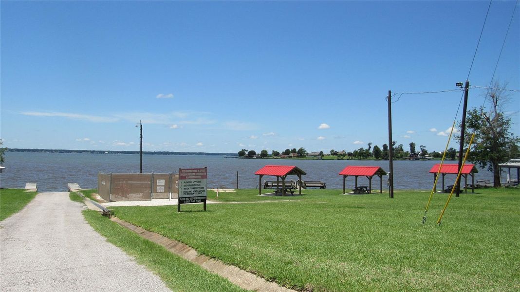 Serene lakeside view featuring picnic areas, perfect for relaxation and outdoor gatherings.